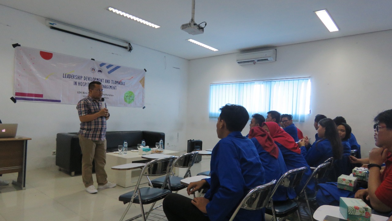 Penyampaian Materi tentang Kemahasiswaan RKT dan Organisasi oleh Bapak Setyo Prasiyanto Cahyono SS, M.Pd selaku Koordinator Kemahasiswaan FIB